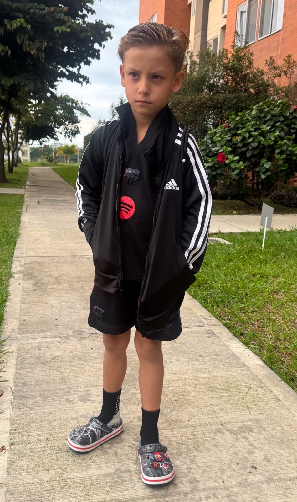 Benja con kit Barça y chaqueta Adidas