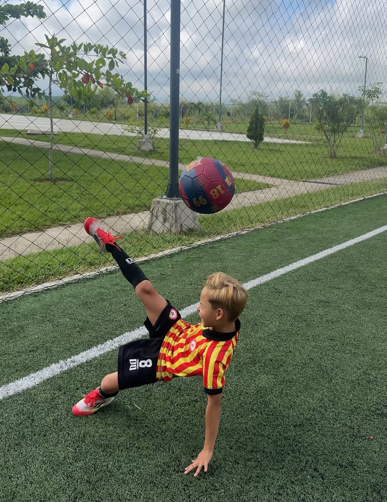 Benja ejecutando una chilena