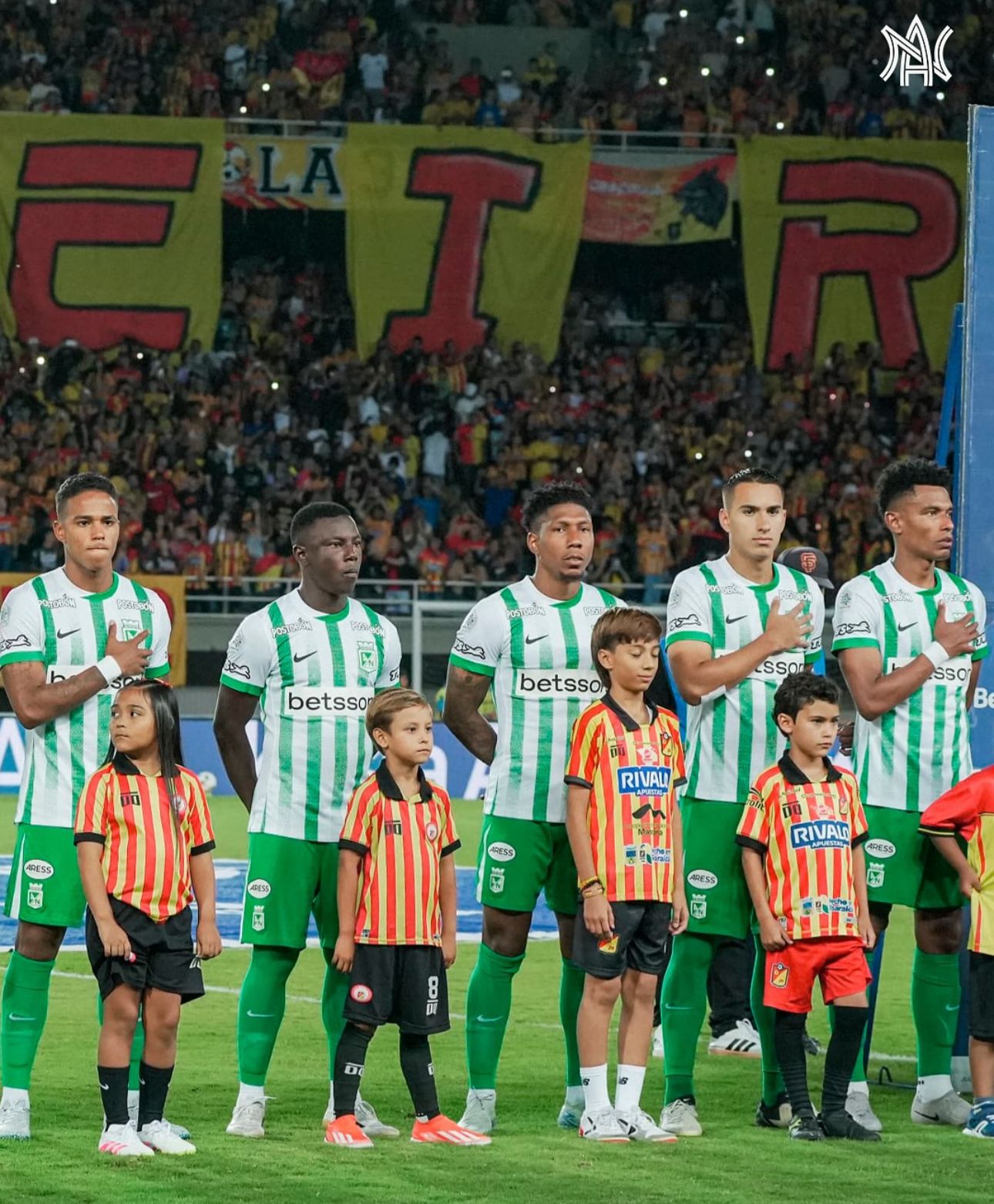 Benja como mascota junto a jugadores de Atlético Nacional