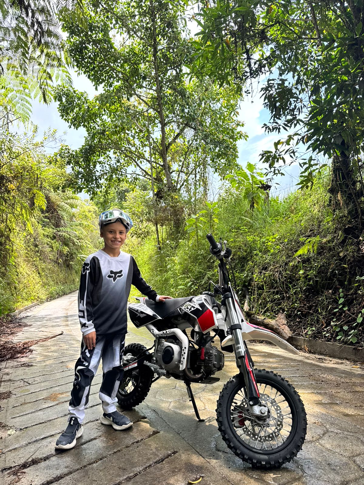 Benja con su moto en plena naturaleza