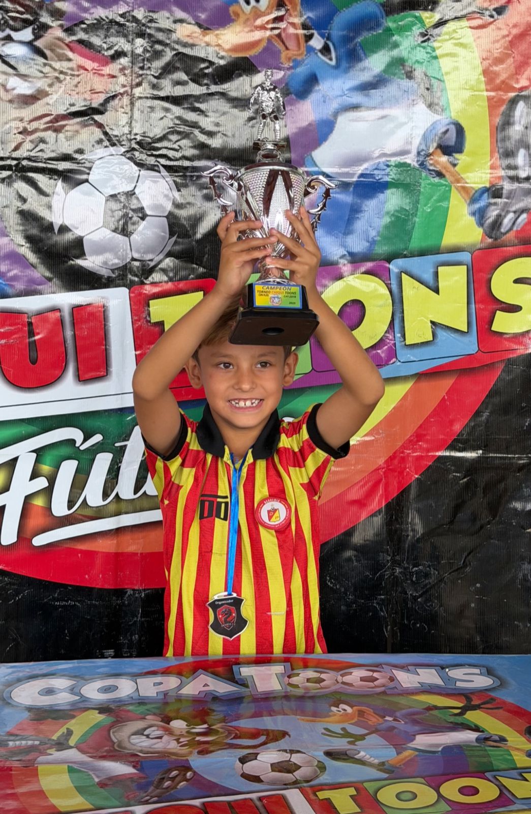 Benja levantando el trofeo