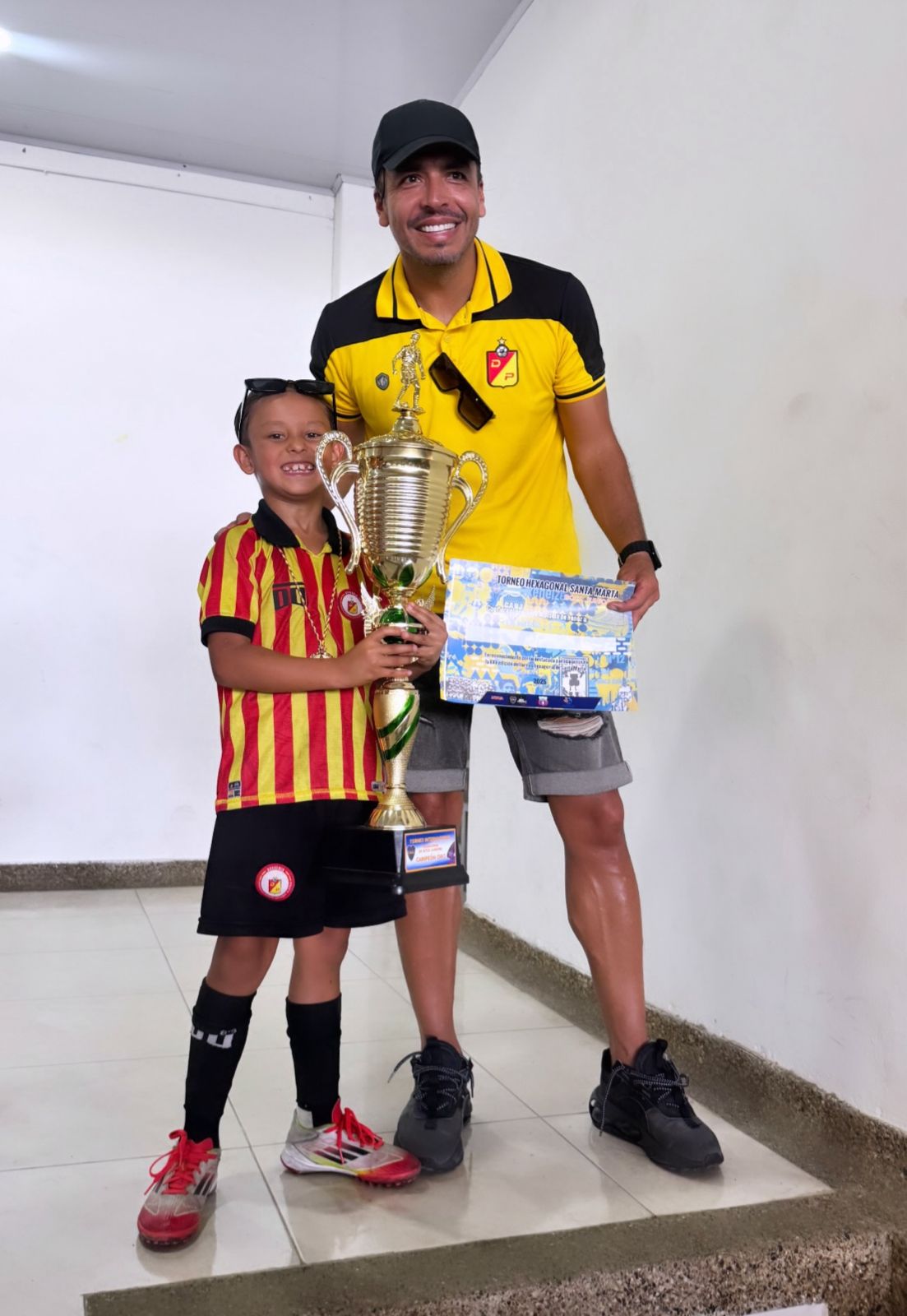 Benja con su entrenador y el trofeo del Hexagonal Santa Marta