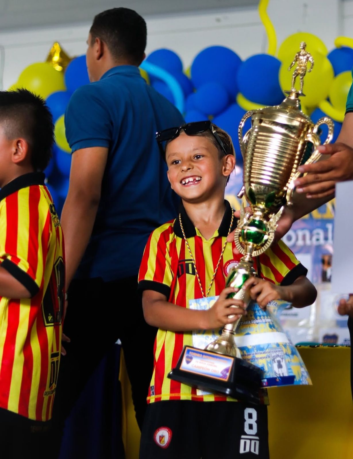 Benja sonriendo con el trofeo